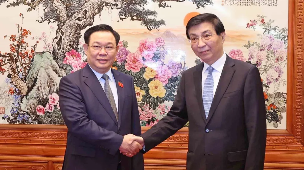 Chủ tịch Quốc hội Vương Đình Huệ hội kiến Chủ tịch Chính hiệp toàn quốc Trung Quốc Vương Hộ Ninh. Ảnh: TTXVN