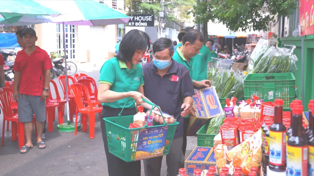 Người dân phấn khởi mua sắm tại gian hàng 0 đồng