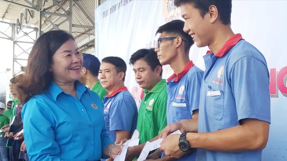 Khơi dậy khát vọng cống hiến của người lao động