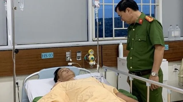 Đối tượng tàng trữ ma túy đâm bị thương 2 cán bộ