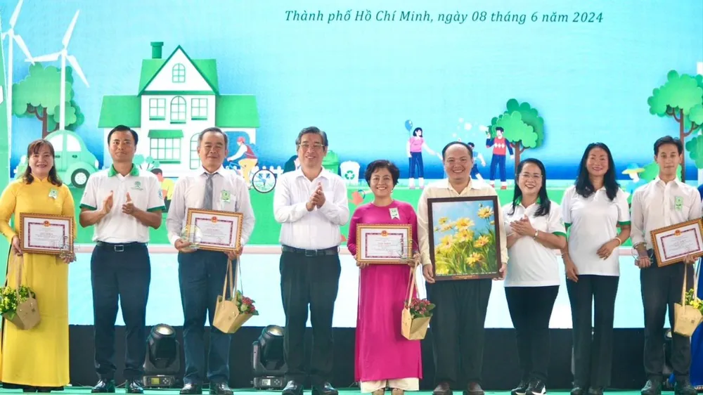 Đồng chí Nguyễn Phước Lộc, Phó Bí thư Thành ủy TPHCM trao tặng bằng khen cho các tổ chức, cá nhân đã có nhiều thành tích đóng góp trong công tác bảo vệ môi trường. Ảnh: HOÀNG HÙNG