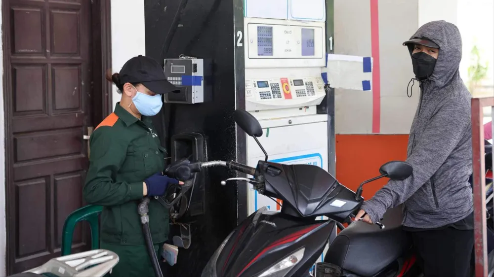 Tiếp tục đề xuất doanh nghiệp tự quyết giá bán xăng dầu