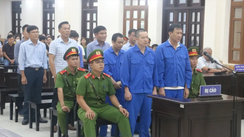 12 bị cáo liên quan đến vụ án nhận hối lộ, đưa hối lộ và lợi dụng chức vụ quyền hạn trong khi thi hành công vụ