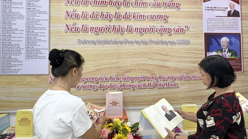 Người dân bày tỏ tình cảm tại các không gian tưởng niệm Tổng Bí thư Nguyễn Phú Trọng