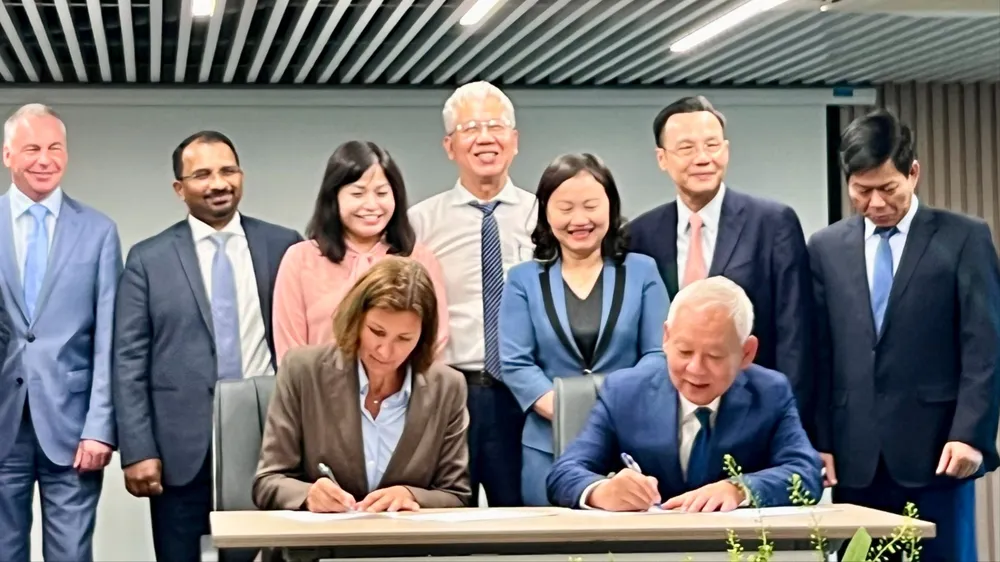 Bà Stefanie Peters, Thành viên Hội đồng Hydrogen quốc gia, Chủ tịch kiêm Tổng giám đốc Tập đoàn công nghiệp Neuman&Esser (CHLB Đức) và TS Trần Văn, Viện trưởng Viện Chiến lược phát triển kinh tế số đã ký kết Biên bản ghi nhớ hợp tác