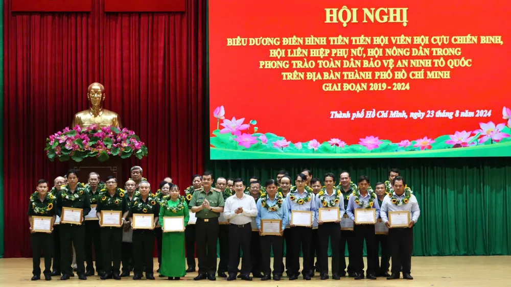 Phó Chủ tịch UBND TPHCM Dương Ngọc Hải cùng Trung tướng Lê Hồng Nam, Giám đốc Công an TPHCM trao khen thưởng cho các cá nhân, tổ chức có thành tích xuất sắc 