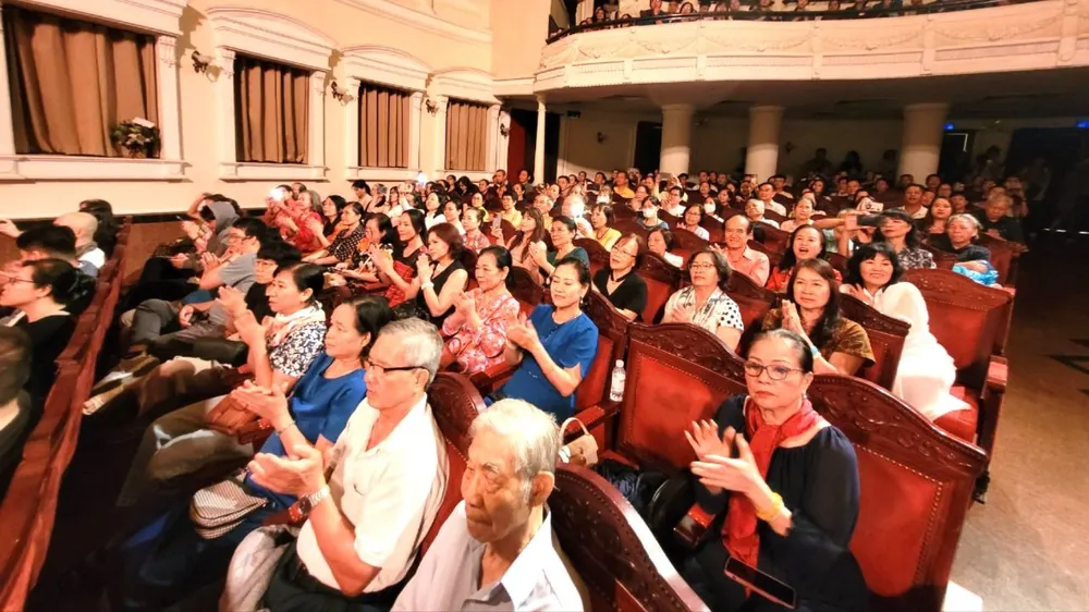 Vỗ tay là văn hóa ứng xử!