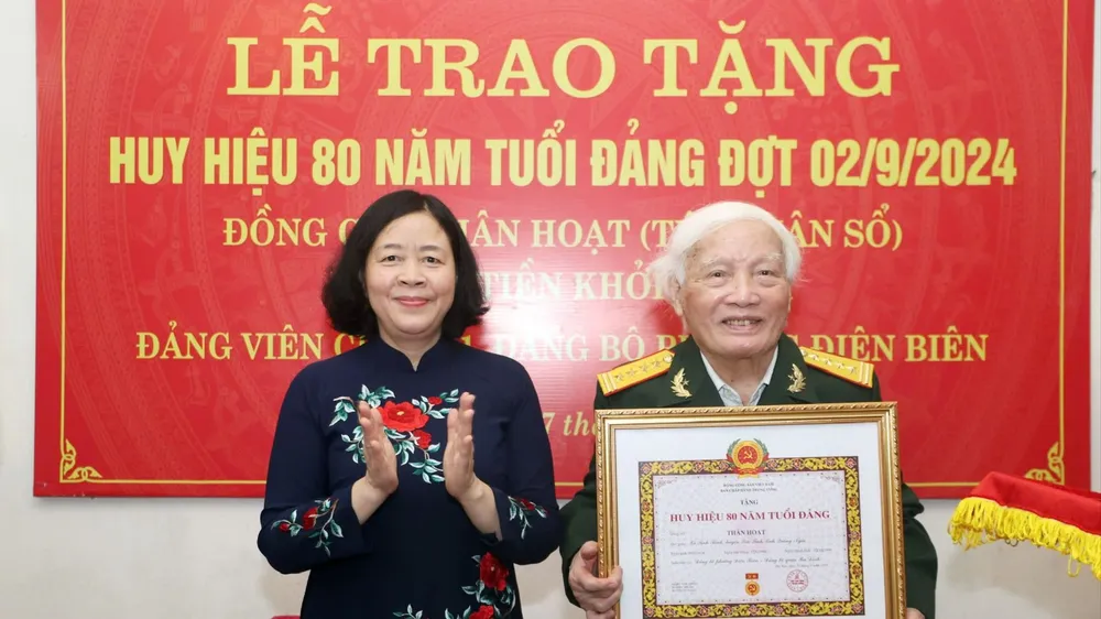 Trao tặng Huy hiệu 80 năm tuổi Đảng đến nguyên Tiểu đội trưởng Du kích Ba Tơ