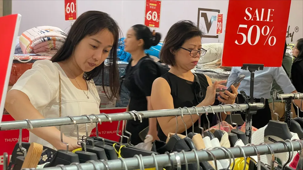 Khách săn hàng hiệu giảm giá năm 2023