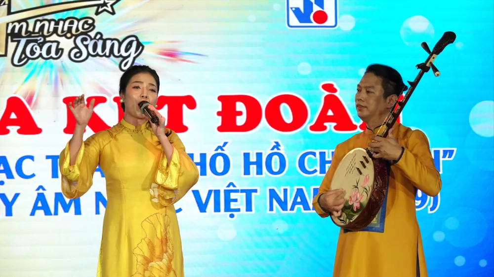 Tiết mục "Lời Bác vang vọng non sông" trong chương trình "Âm nhạc tỏa sáng", chủ đề "Bài ca kết đoàn". Ảnh: THÚY BÌNH