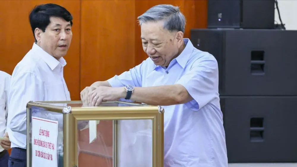 Các đại biểu ủng hộ đồng bào bị thiệt hại do cơn bão số 3 gây ra. Ảnh: VIẾT CHUNG