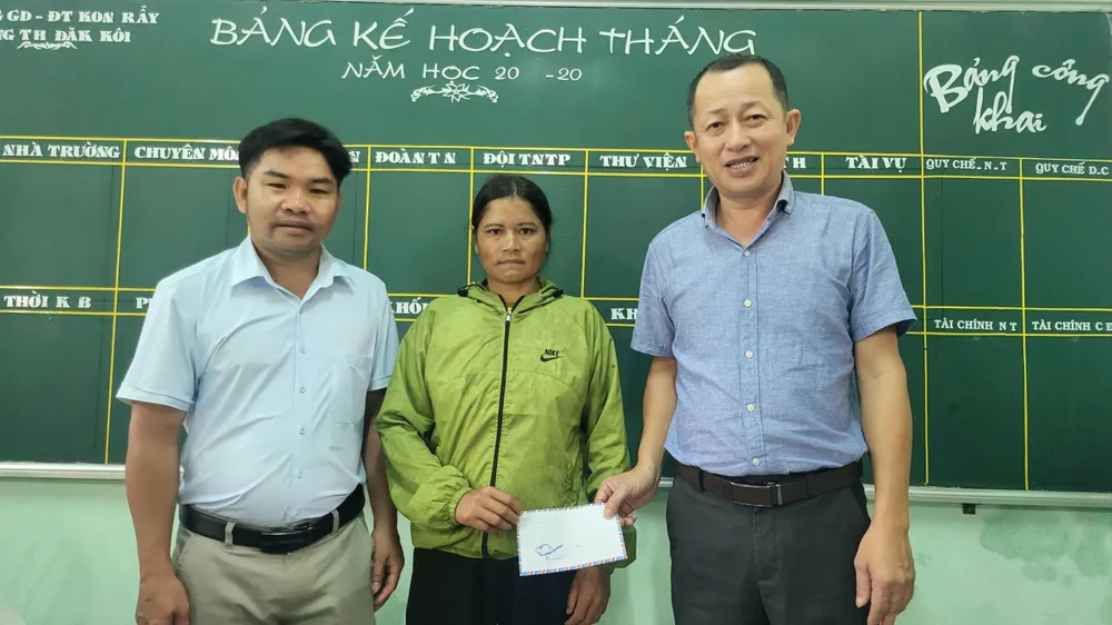 Trao 18 triệu đồng hỗ trợ cháu bé suy tim, thiếu máu nặng 