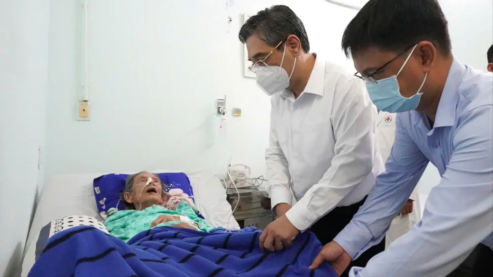 Lãnh đạo TPHCM thăm nhạc sĩ Lư Nhất Vũ