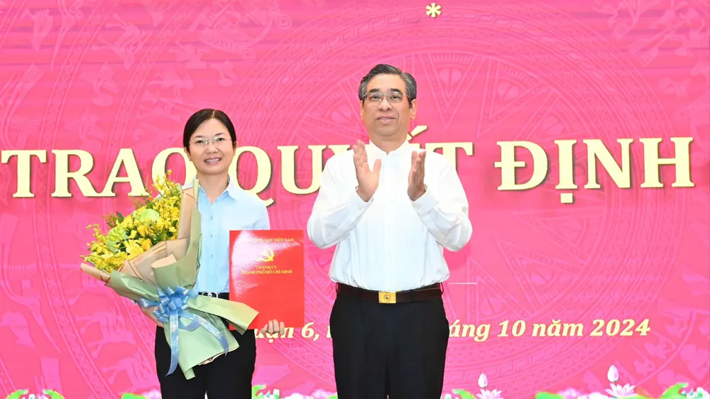 Phó Bí thư Thành ủy TPHCM Nguyễn Phước Lộc trao quyết định cán bộ tại quận 6