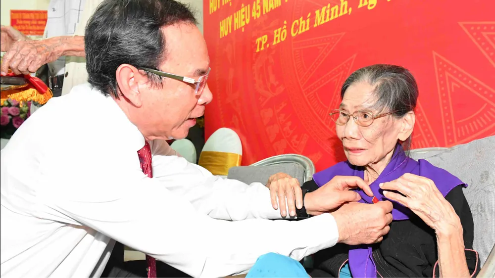 Gần 2.300 đảng viên thuộc Đảng bộ TPHCM nhận Huy hiệu Đảng đợt ngày 7-11-2024
