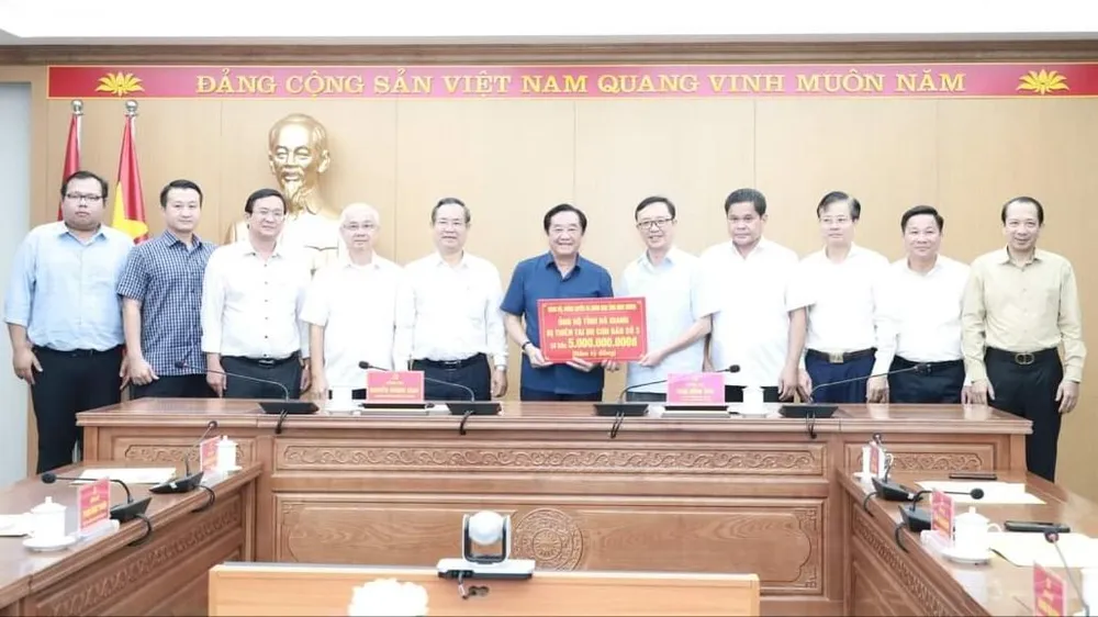 Lãnh đạo tỉnh Bình Dương trao hỗ trợ cho các địa phương bị bão lũ