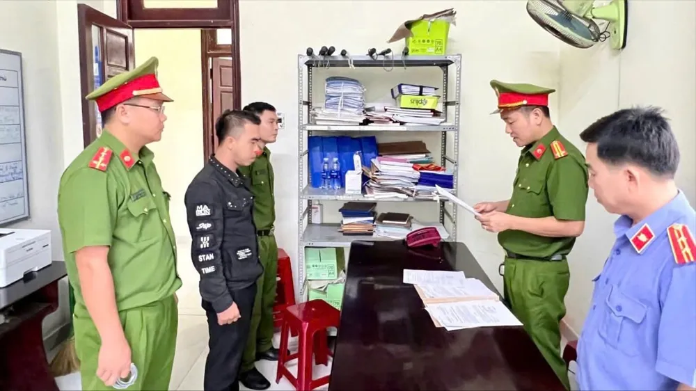 Bắt đối tượng lợi dụng việc khám nghĩa vụ quân sự để chiếm đoạt tiền của nhiều người