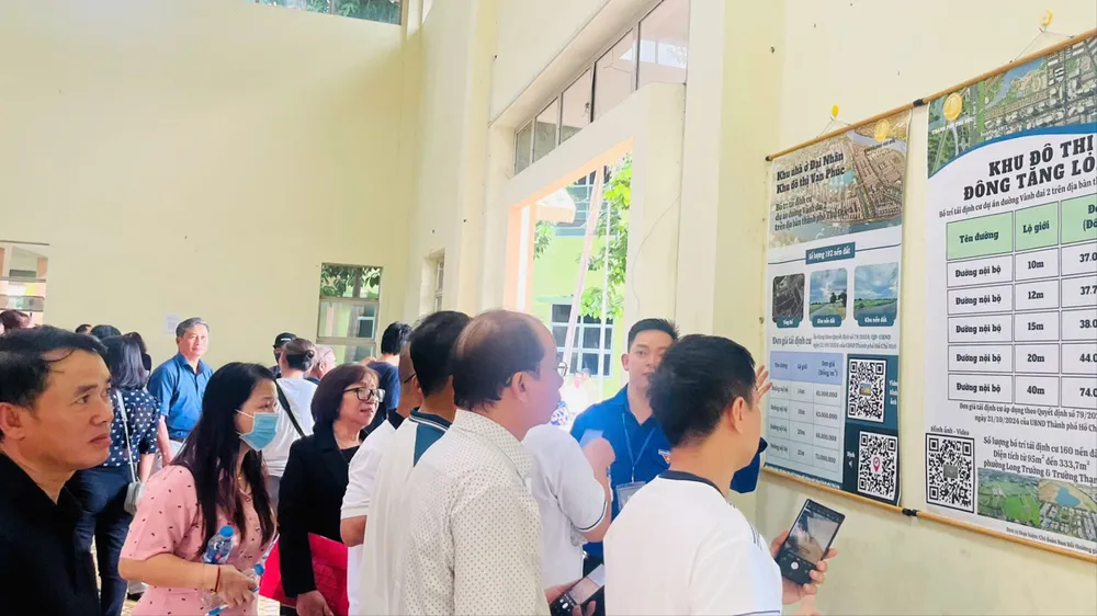 Người dân TP Thủ Đức, TPHCM tìm hiểu thông tin được niêm yết công khai về công tác bồi thường, tái định cư dự án đường Vành đai 2. Ảnh: THU HƯỜNG