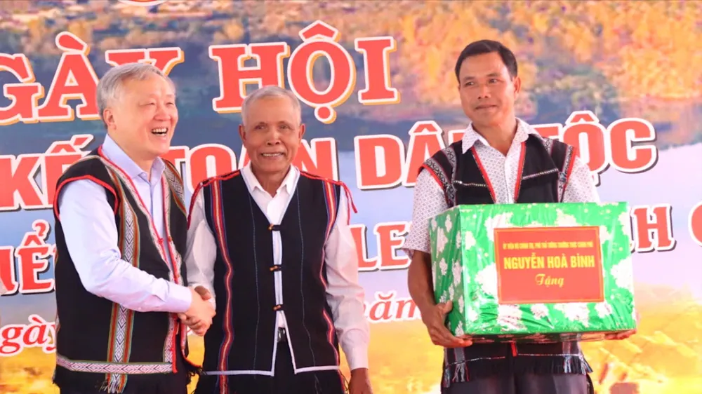 Phó Thủ tướng Thường trực Nguyễn Hòa Bình: Đầu tư để làng Ia Nueng thành điểm sáng du lịch