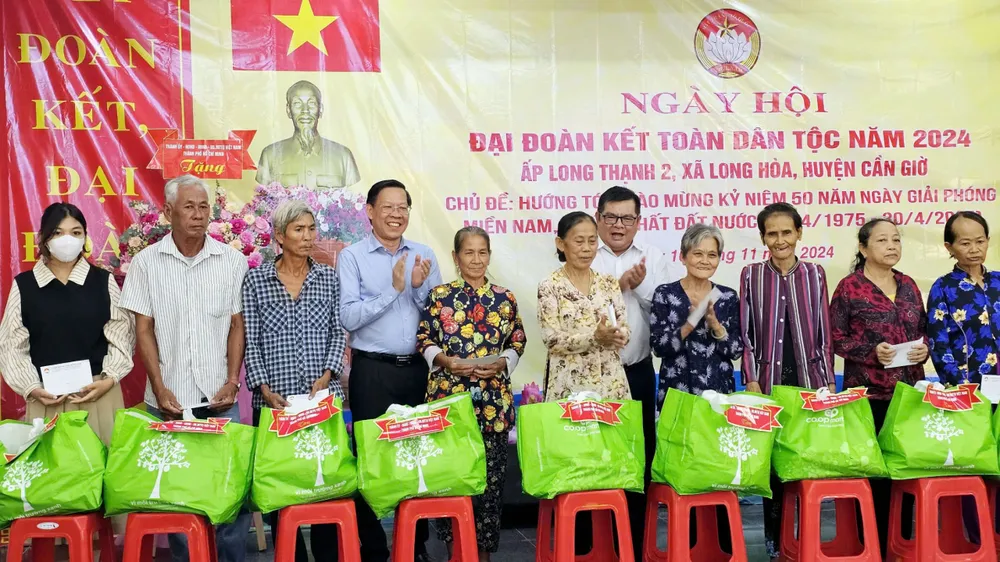 Chủ tịch UBND TPHCM Phan Văn Mãi: Phát huy tình làng nghĩa xóm, chung tay xây dựng ấp 