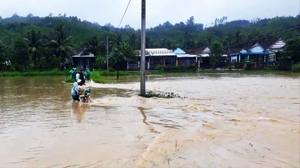 Bình Định: Mưa xối xả suốt 24 giờ, ngập lụt rộng, nhiều hồ chứa xả nước