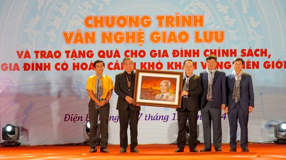 Phó Bí thư Thành ủy TPHCM Nguyễn Phước Lộc tặng bức tranh do họa sĩ Lê Sa Long vẽ đến tỉnh Điện Biên