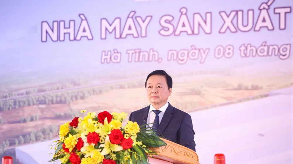 Các đại biểu thực hiện nghi thức khởi động Dự án xây dựng Nhà máy sản xuất ô tô điện VinFast tại Khu Kinh tế Vũng Áng, tỉnh Hà Tĩnh 