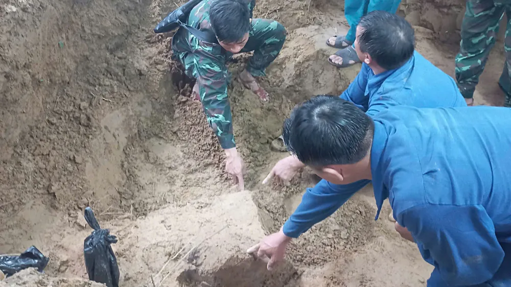 Đội Quy tập hài cốt liệt sĩ Sư đoàn 968 đang tìm kiếm hài cốt liệt sĩ tại thôn Ba Thung, xã Cam Tuyền