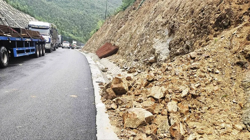Miền Trung ứng phó với mưa lũ bất thường