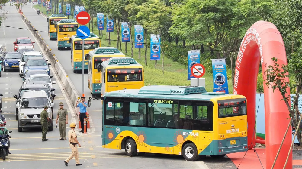 TPHCM: Khai trương các tuyến buýt điện kết nối Metro số 1