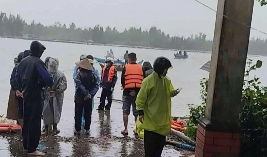 Chìm phà ở Tam Hải, nhiều người thoát chết
