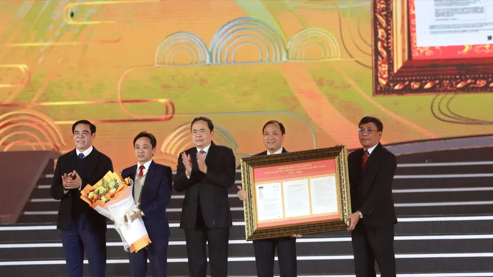 Chủ tịch Quốc hội Trần Thanh Mẫn tặng hoa chúc mừng tỉnh Hà Tĩnh 