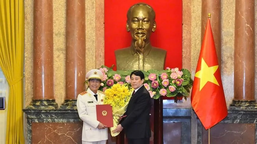 Chủ tịch nước trao quyết định thăng cấp bậc hàm Thượng tướng đối với đồng chí Lê Quốc Hùng