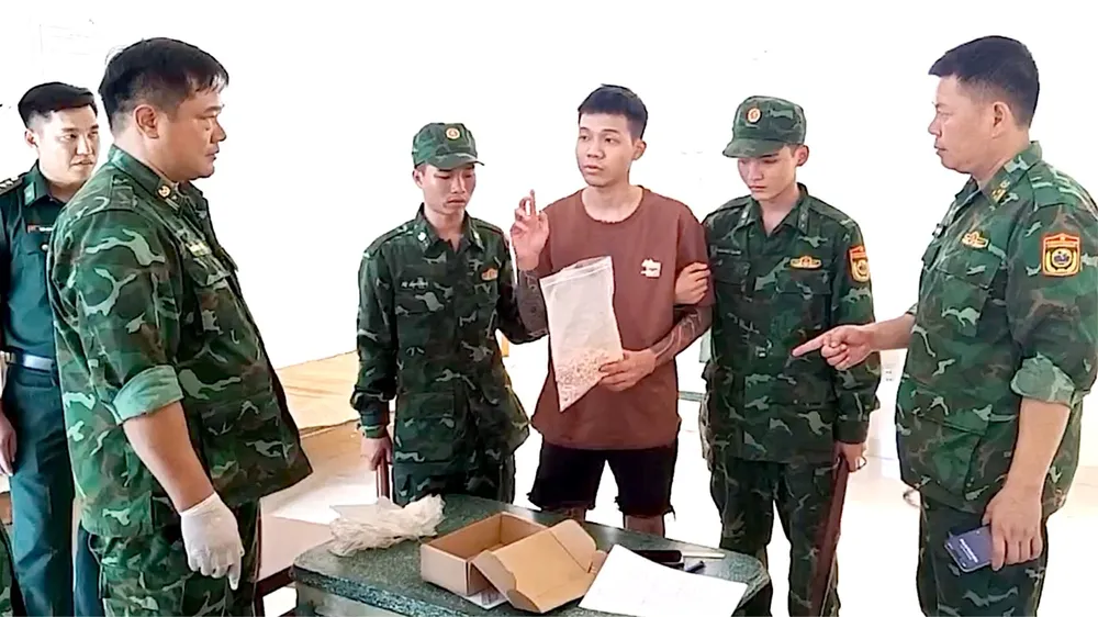 Bắt giữ đối tượng vận chuyển hơn 1.700 viên ma túy qua biên giới 