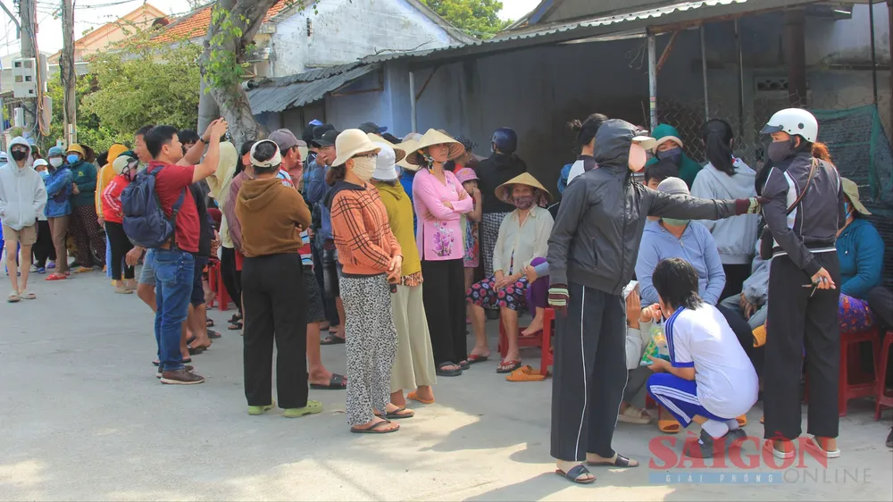 Người dân có mặt tại hiện trường vụ việc. Ảnh: TRƯƠNG NHÂN