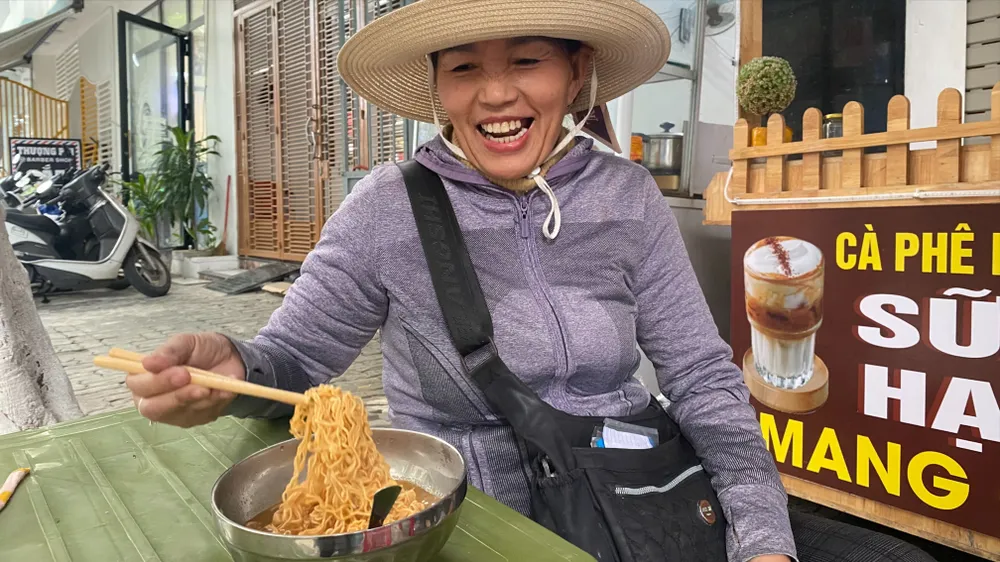 Nụ cười rạng rỡ của người dân khi thưởng thức bữa ăn ấm lòng tại tiệm mì gói 1.000 đồng. Ảnh: MINH PHƯƠNG