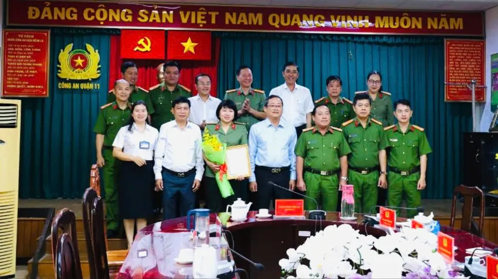 Lãnh đạo quận 11 trao khen thưởng cho các đơn vị