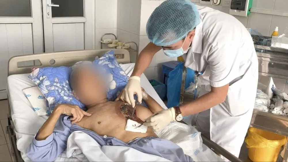 Bệnh nhân T. được bác sĩ chăm sóc sau ca phẫu thuật