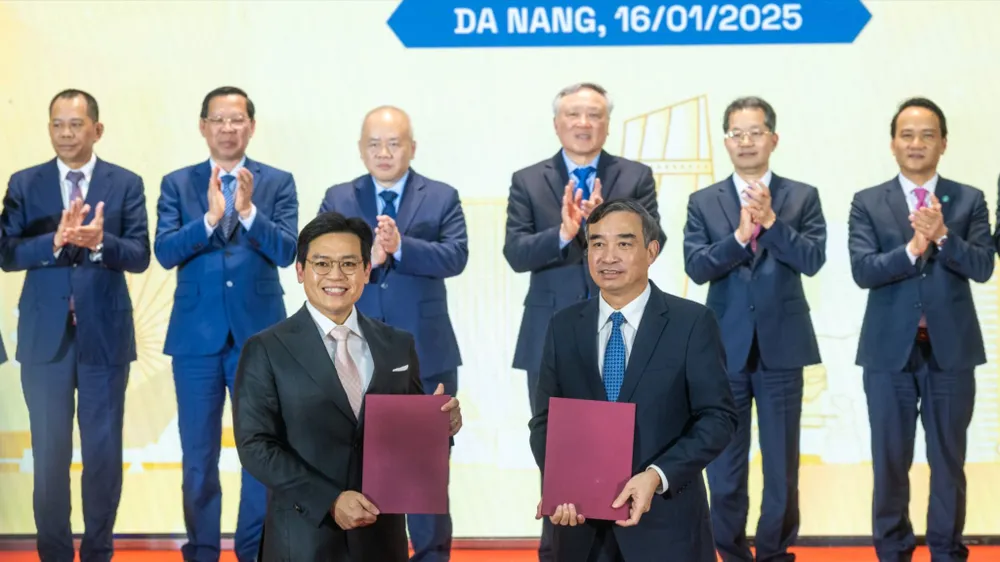 Ông Lê Trung Chinh, Chủ tịch UBND TP Đà Nẵng và ông Andy Khoo, Tổng Giám đốc Terne Holdings (Singapore) ký kết ghi nhớ hợp tác tại Hội thảo