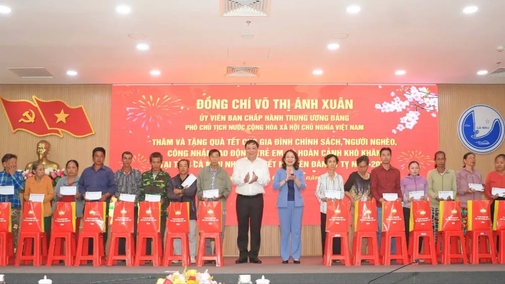 Phó Chủ tịch nước Võ Thị Ánh Xuân thăm, tặng quà gia đình chính sách tại Cà Mau