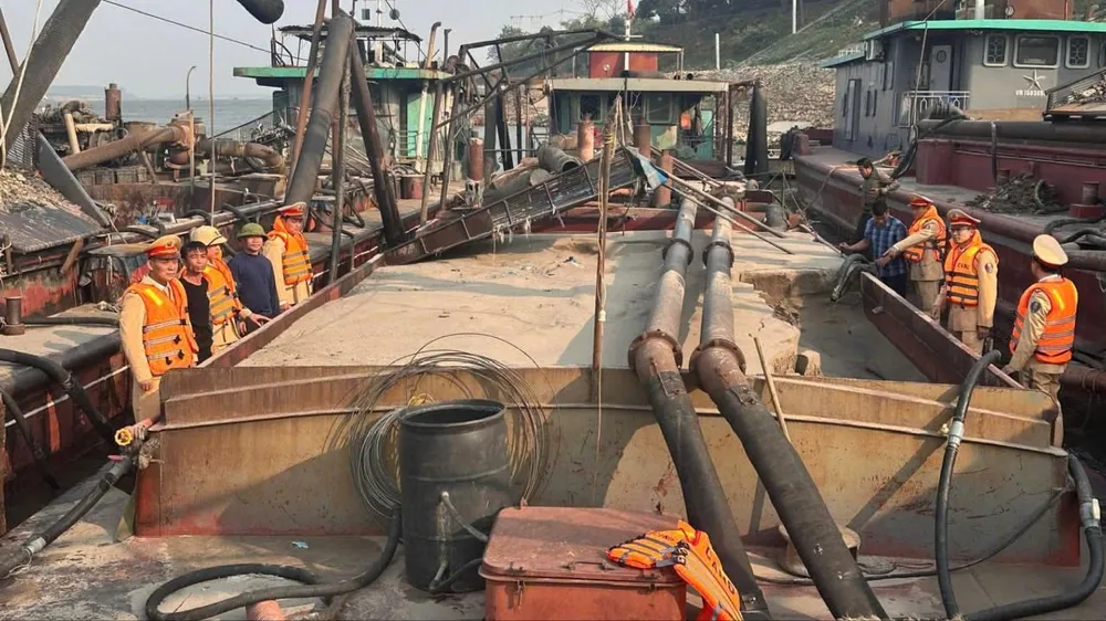 Phát hiện nhiều phương tiện bơm, hút cát có dấu hiệu trái phép