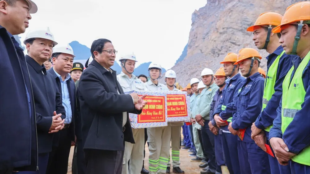 Thủ tướng Phạm Minh Chính động viên, tặng quà tết cán bộ, công nhân trên công trường và kiểm tra, đôn đốc, thúc đẩy tiến độ dự án đường bộ cao tốc Đồng Đăng - Trà Lĩnh. Ảnh: VIẾT CHUNG
