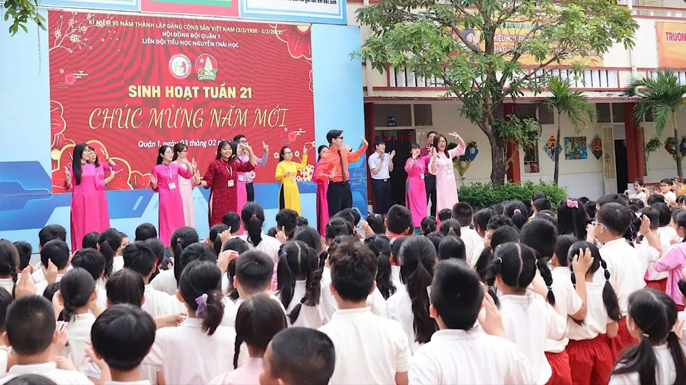 Hoạt động văn nghệ chào xuân của thầy trò Trường Tiểu học Nguyễn Thái Học, quận 1. Ảnh: QUANG HUY