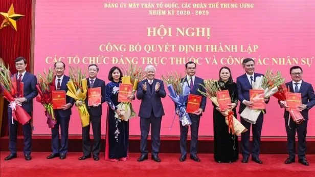 Đồng chí Đỗ Văn Chiến, Bí thư Đảng ủy, Chủ tịch Ủy ban Trung ương MTTQ Việt Nam trao quyết định cho các đồng chí thuộc 22 tổ chức Đảng trực thuộc Đảng ủy MTTQ, các đoàn thể Trung ương