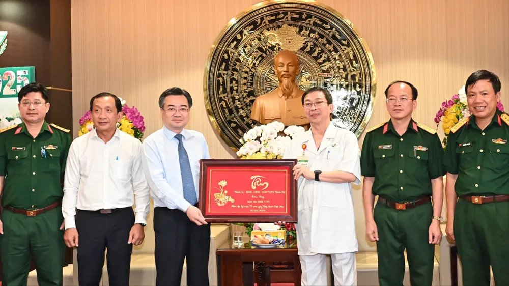Đồng chí Nguyễn Thanh Nghị thăm các bác sĩ, cán bộ, chiến sĩ, nhân viên y tế đang công tác tại Bệnh viện Quân y 175. Ảnh: VIỆT DŨNG