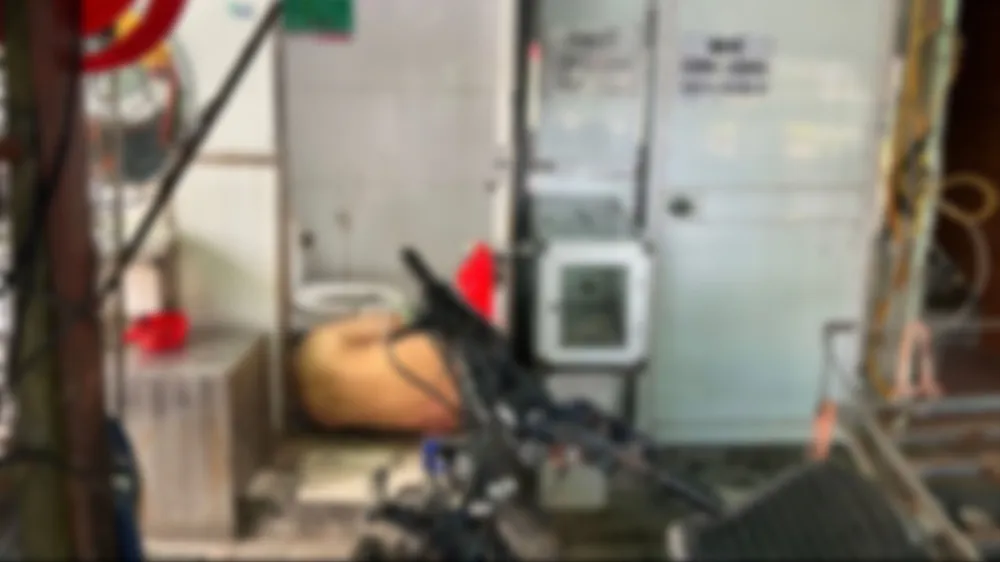 Tìm thân nhân người đàn ông tử vong trong nhà vệ sinh quán nước