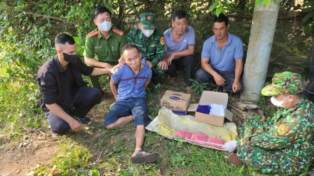Nguyễn Thành Trung khi bị bắt cùng tang vật
