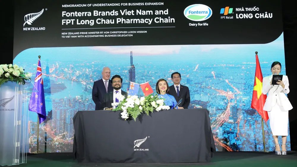 Lễ ký kết hợp tác chiến lược FPT Long Châu và Anlene (thuộc Tập đoàn Fonterra tại New Zealand)
