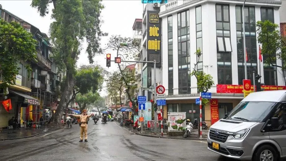Phố cổ Hà Nội thông thoáng sau khi cấm xe trên 16 chỗ lưu thông