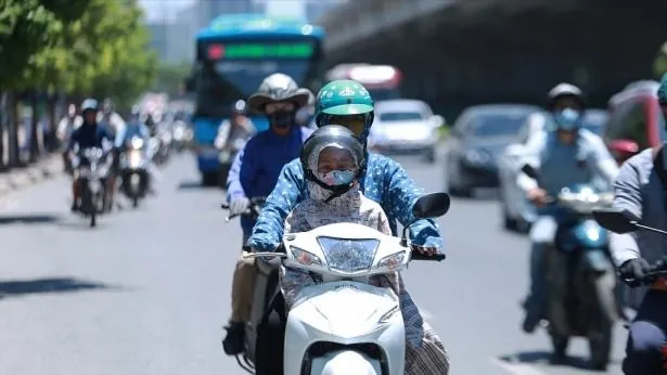 Nắng nóng gia tăng kèm mưa trái mùa